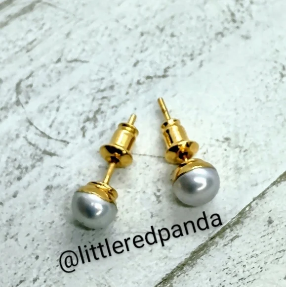 Dainty pearl studs - Picture 4 of 4